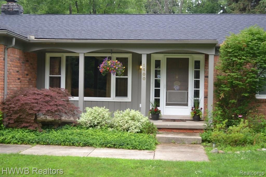 1400 Avon Circle West Rochester, MI 48309 - Photo 24 of 24 24-Welcome Home.JPG