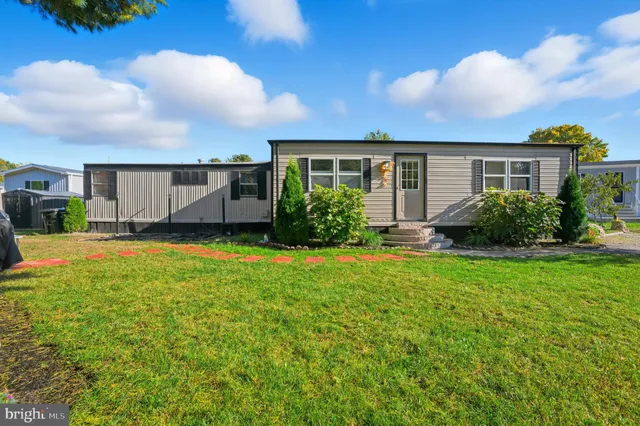 a view of a house with backyard and garden