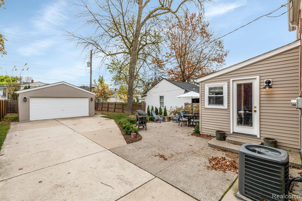 1616 Roslyn Road Grosse Pointe Woods, MI 48236 - Photo 23 of 23