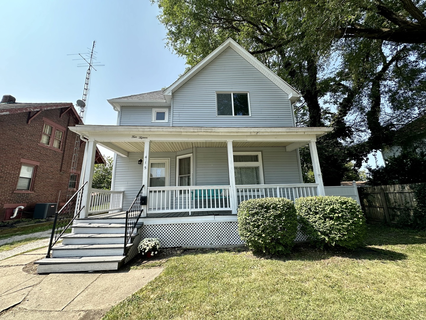 415 North Alexander Street Clinton, IL 61727 - Photo 1 of 13 Gallery Image 1