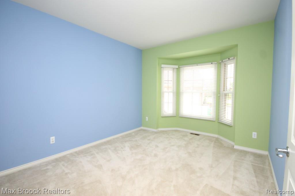 2740 Castlemartin Court Rochester, MI 48306 - Photo 9 of 25 Library