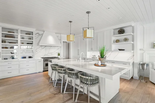 $15,250,000 | 221 Aqua Court, Naples, FL 34102