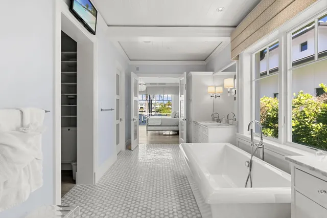 $15,250,000 | 221 Aqua Court, Naples, FL 34102