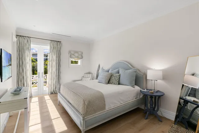 $15,250,000 | 221 Aqua Court, Naples, FL 34102