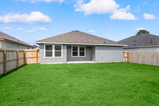 a view of a house with a backyard