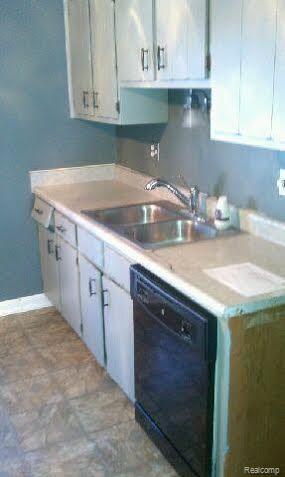 2548 Chalk Farm Road West Warren, MI 48091 - Photo 4 of 12 chalk farm kitchen 2.jpg