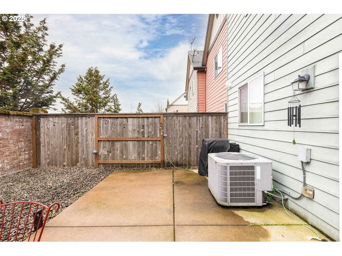 433 Southwest Pemberly Loop McMinnville, OR 97128 - Photo 21 of 24 a view of a roof deck with couches and sky view