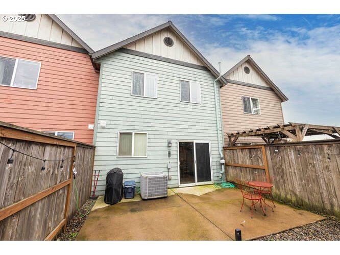 433 Southwest Pemberly Loop McMinnville, OR 97128 - Photo 23 of 24 a view of a house with wooden fence