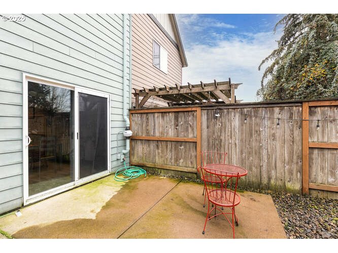 433 Southwest Pemberly Loop McMinnville, OR 97128 - Photo 24 of 24 a balcony with table and chairs