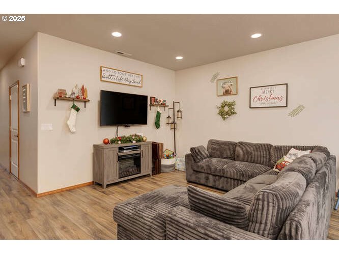 433 Southwest Pemberly Loop McMinnville, OR 97128 - Photo 3 of 24 a living room with furniture and a flat screen tv