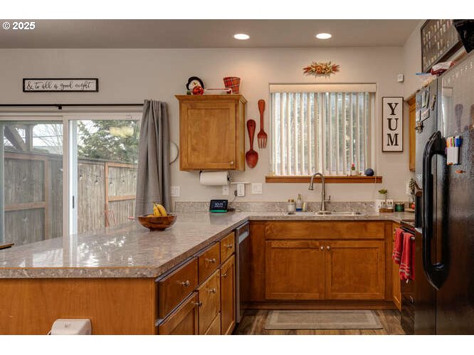 433 Southwest Pemberly Loop McMinnville, OR 97128 - Photo 5 of 24 a kitchen with sink and window