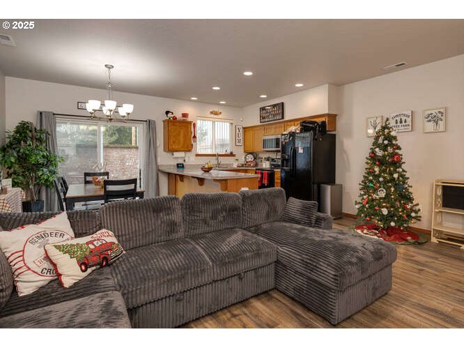 433 Southwest Pemberly Loop McMinnville, OR 97128 - Photo 6 of 24 a living room with furniture and a chandelier