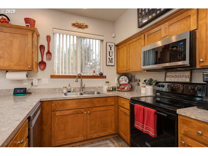 433 Southwest Pemberly Loop McMinnville, OR 97128 - Photo 7 of 24 a kitchen with stainless steel appliances granite countertop a sink stove and cabinets