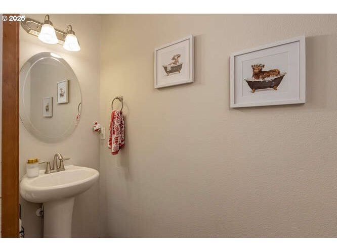 433 Southwest Pemberly Loop McMinnville, OR 97128 - Photo 10 of 24 a bathroom with a sink and a mirror