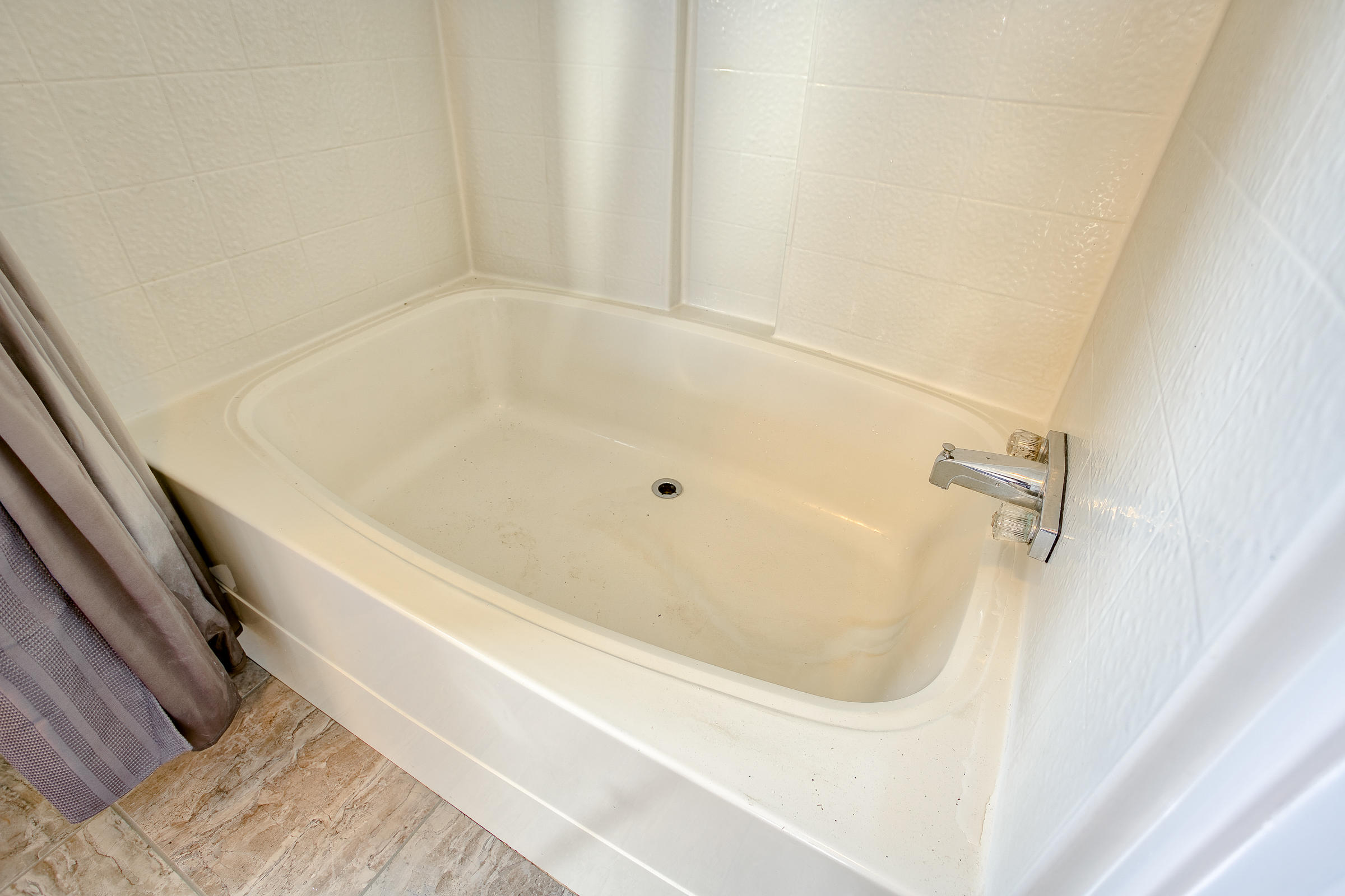 17086 Olinda Road Anderson, CA 96007 - Photo 13 of 92 Oversize Tub in Master