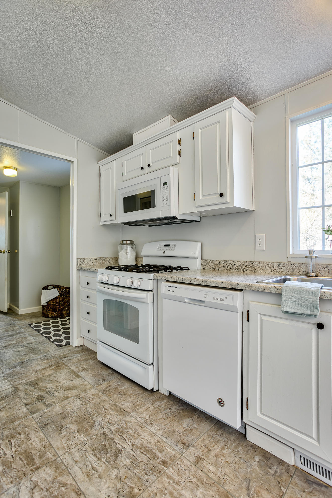 17086 Olinda Road Anderson, CA 96007 - Photo 37 of 92 Bright White Kitchen