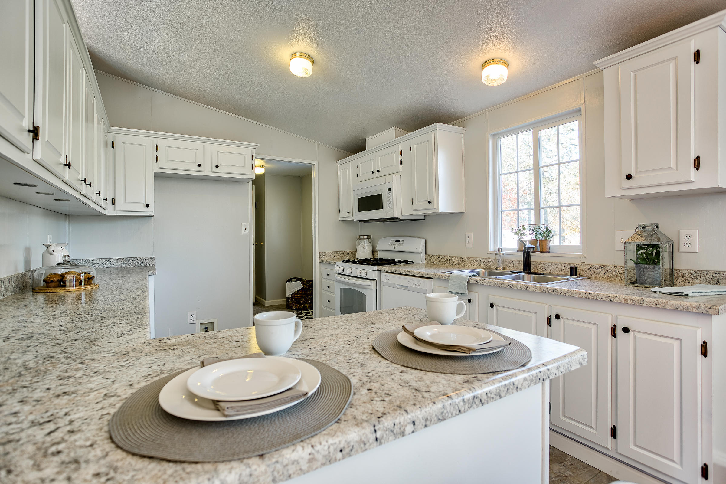 17086 Olinda Road Anderson, CA 96007 - Photo 7 of 92 Breakfast Bar Area