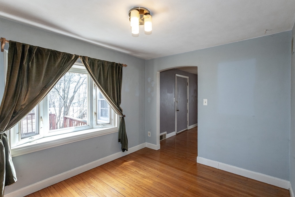 16 Queen Street Holyoke, MA 01040 - Photo 11 of 37