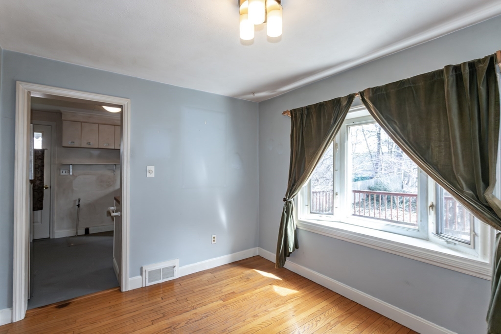 16 Queen Street Holyoke, MA 01040 - Photo 12 of 37