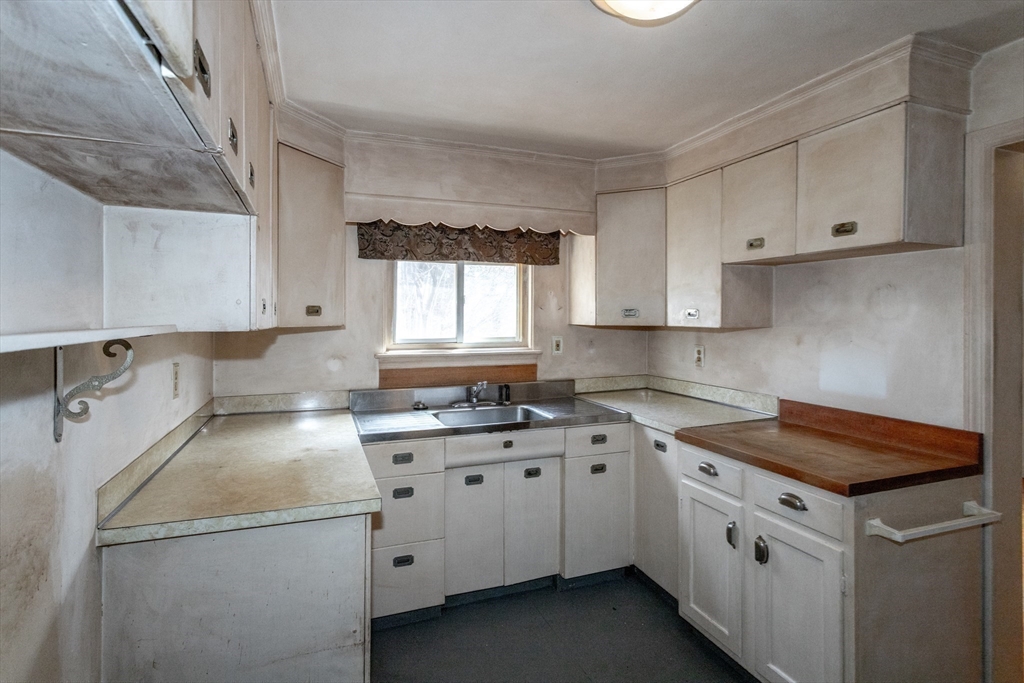 16 Queen Street Holyoke, MA 01040 - Photo 13 of 37