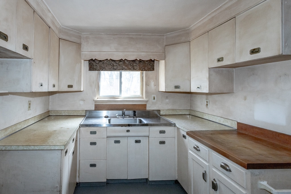 16 Queen Street Holyoke, MA 01040 - Photo 14 of 37