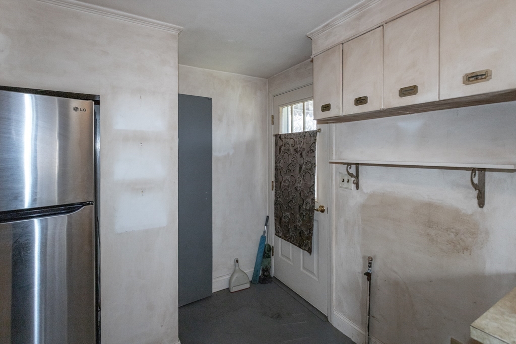 16 Queen Street Holyoke, MA 01040 - Photo 15 of 37