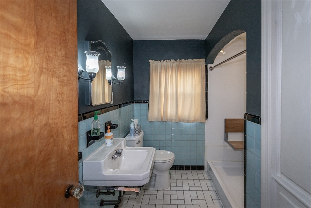 16 Queen Street Holyoke, MA 01040 - Photo 17 of 37