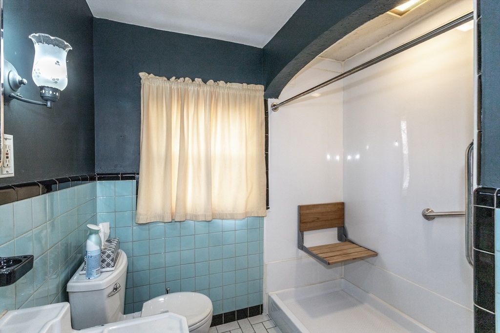 16 Queen Street Holyoke, MA 01040 - Photo 18 of 37