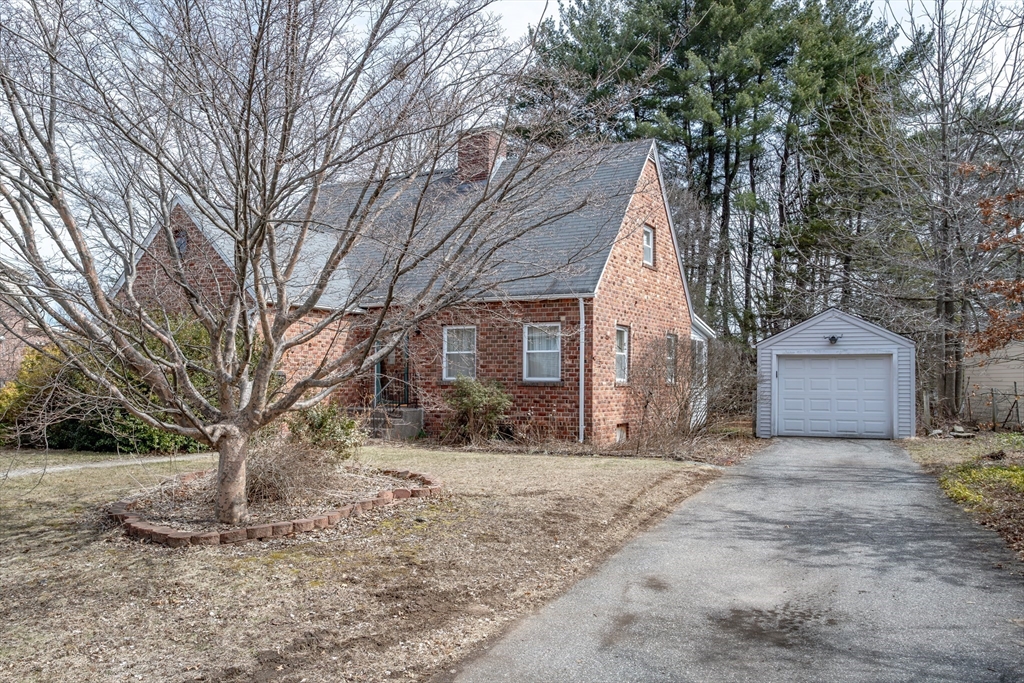 16 Queen Street Holyoke, MA 01040 - Photo 2 of 37