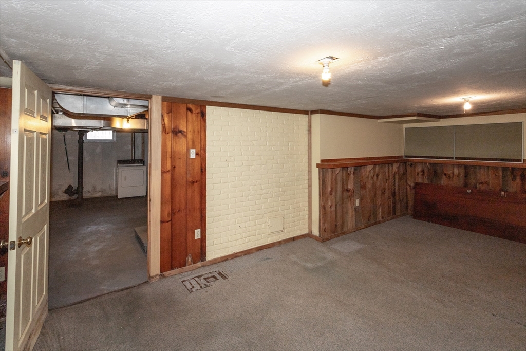 16 Queen Street Holyoke, MA 01040 - Photo 30 of 37