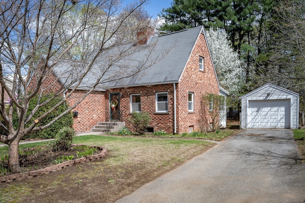 16 Queen Street Holyoke, MA 01040 - Photo 3 of 37