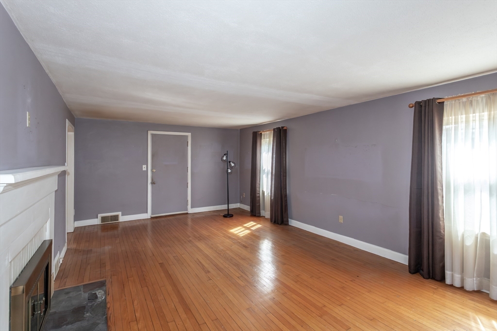 16 Queen Street Holyoke, MA 01040 - Photo 4 of 37