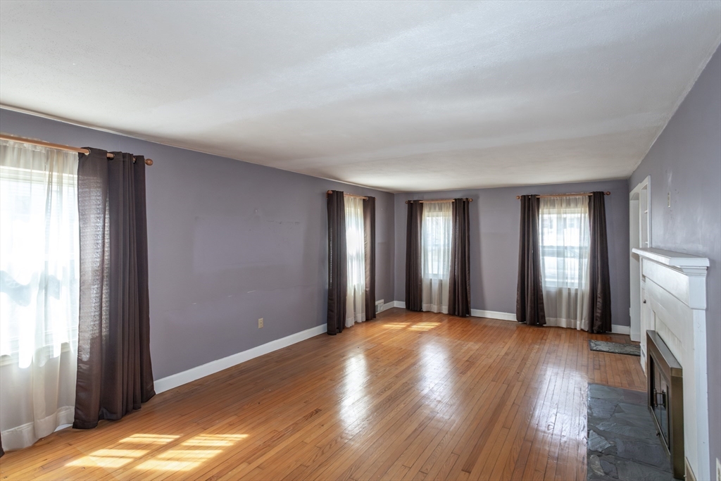 16 Queen Street Holyoke, MA 01040 - Photo 5 of 37