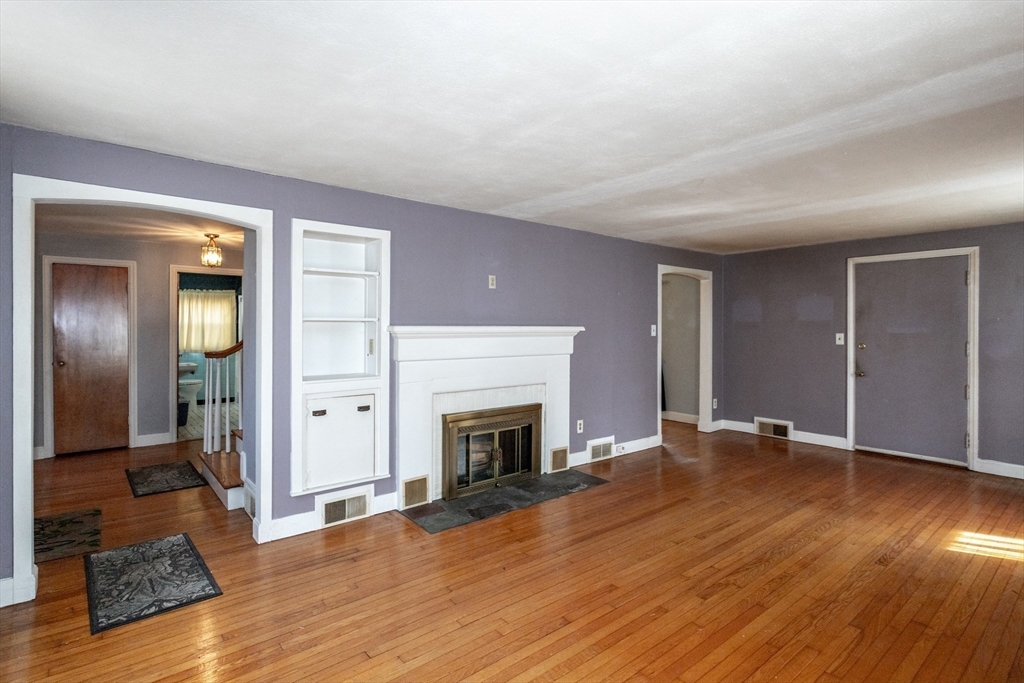 16 Queen Street Holyoke, MA 01040 - Photo 6 of 37