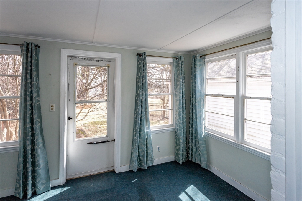 16 Queen Street Holyoke, MA 01040 - Photo 8 of 37