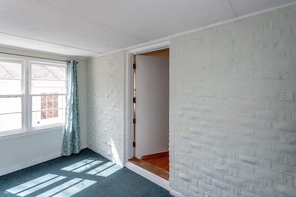 16 Queen Street Holyoke, MA 01040 - Photo 9 of 37