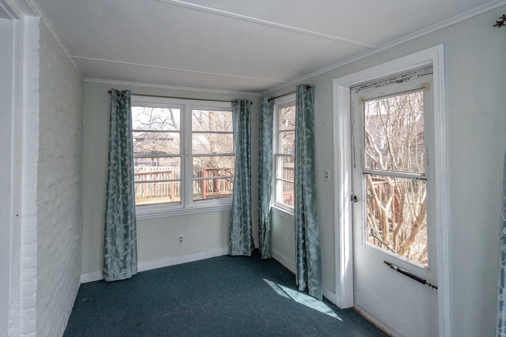 16 Queen Street Holyoke, MA 01040 - Photo 10 of 37