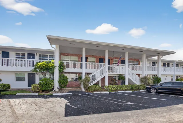 a view of an house with a yard and plants