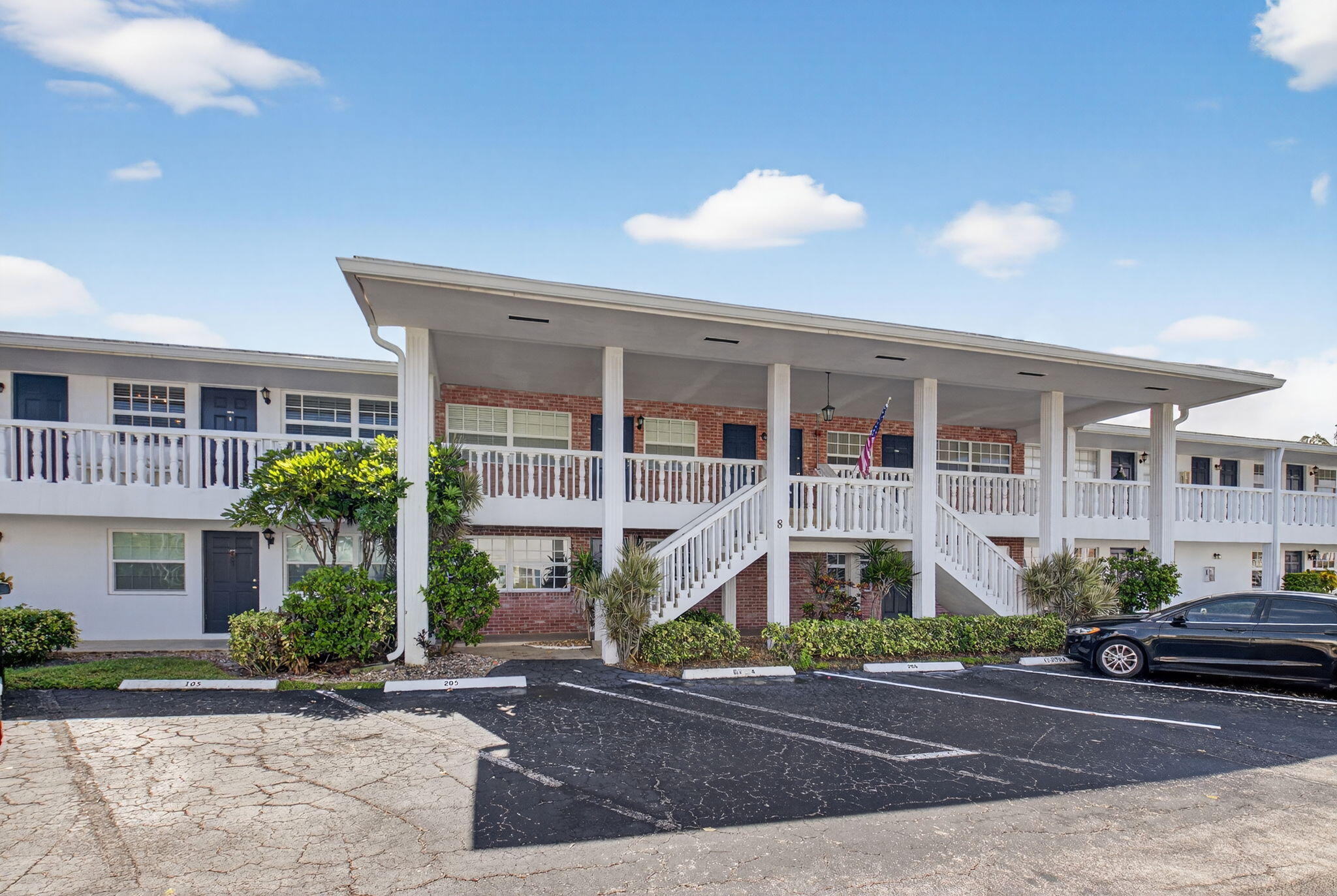 a view of an house with a yard and plants