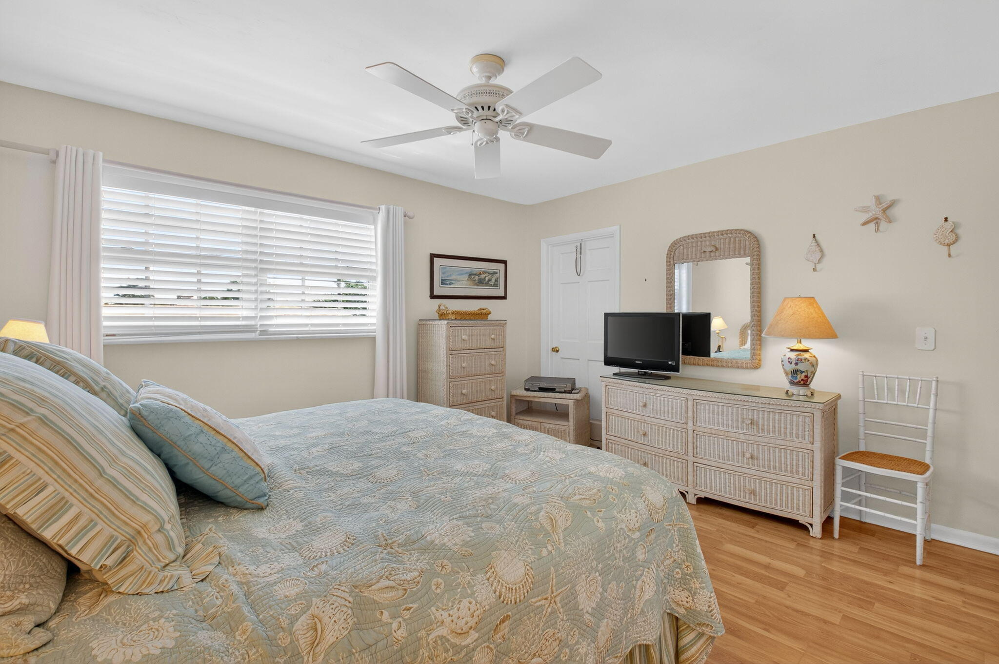 5505 North Ocean Boulevard, Unit 8204 Ocean Ridge, FL 33435 - Photo 23 of 47 a bedroom with a bed and a computer on the desk