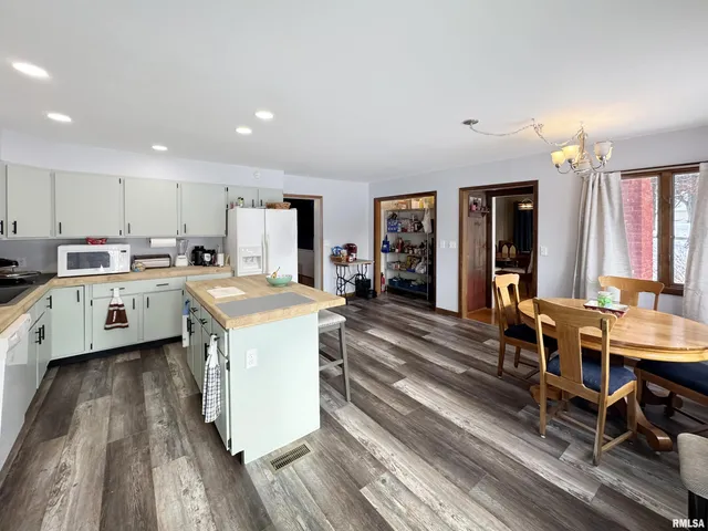 $275,000 | 307 Northwest Cross Street, Mount Sterling, IL 62353