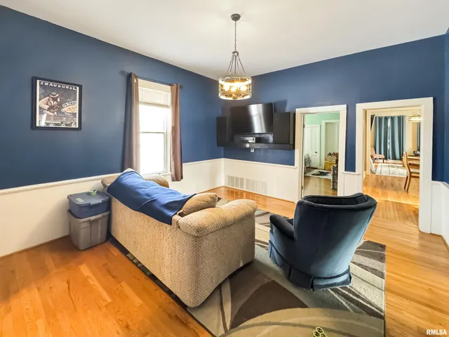 $275,000 | 307 Northwest Cross Street, Mount Sterling, IL 62353