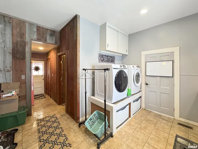 $275,000 | 307 Northwest Cross Street, Mount Sterling, IL 62353