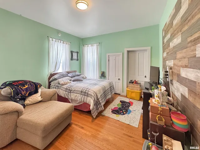 $275,000 | 307 Northwest Cross Street, Mount Sterling, IL 62353