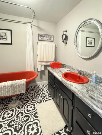 $275,000 | 307 Northwest Cross Street, Mount Sterling, IL 62353