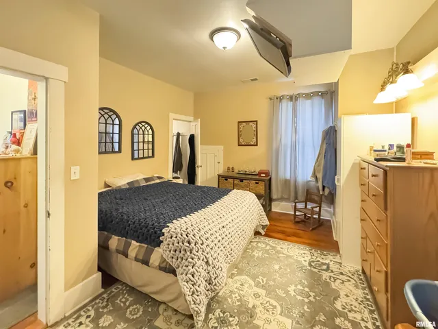 $275,000 | 307 Northwest Cross Street, Mount Sterling, IL 62353