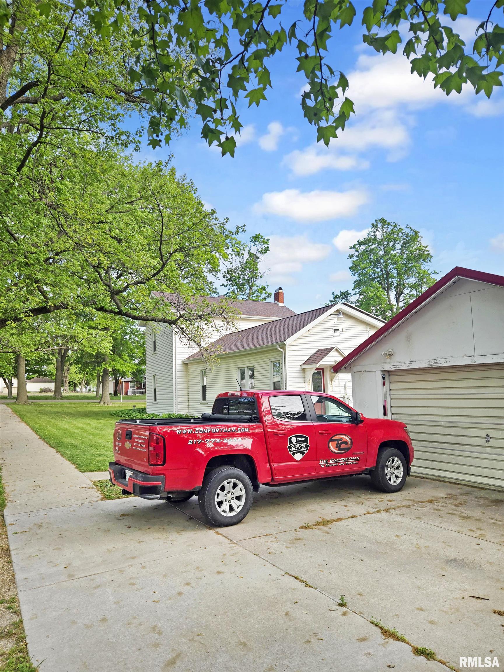 307 Northwest Cross Street Mount Sterling, IL 62353 - Photo 3 of 32
