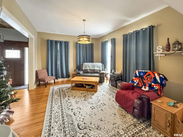 $275,000 | 307 Northwest Cross Street, Mount Sterling, IL 62353