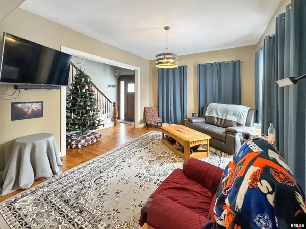 $275,000 | 307 Northwest Cross Street, Mount Sterling, IL 62353