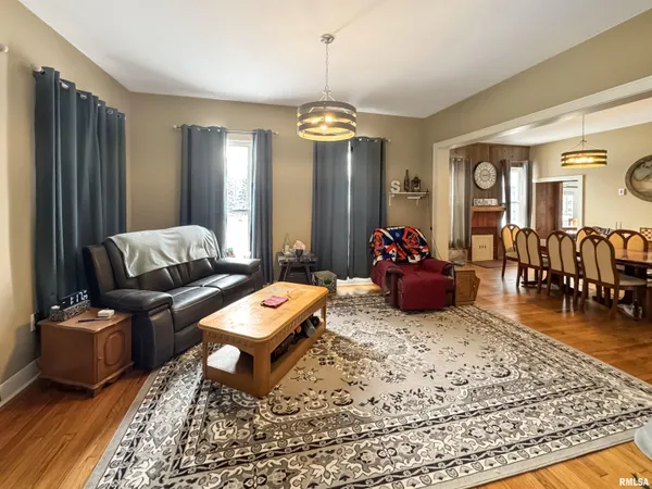 $275,000 | 307 Northwest Cross Street, Mount Sterling, IL 62353